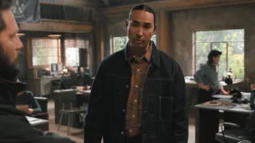 Franela tribal cepillada de Grit auténtico que lleva Miles Kittle (Tatanka Means) como se ve en Marshals (S02E01)