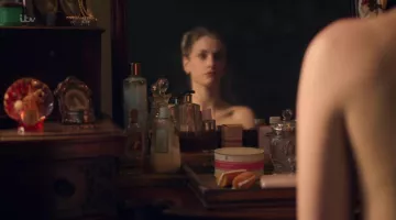 Georgina Mortmaigne's (Stefanie Martini) Dusting powder in Endeavour S03E03