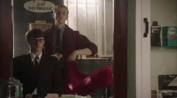 Denis Bradley (Alan Morrissey) Boîte de Colgate Halo shampooing dans Efforce S01E01