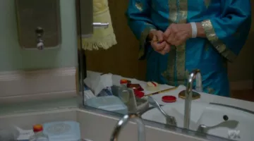 Joan Crawford 's (Jessica Lange) Bésame Cosmetics travel lip bursh en Feud S01E07