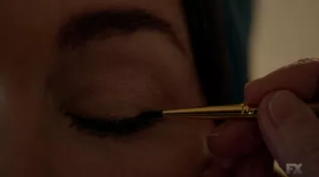Pincel de máscara de pestañas Besame de Joan Crawford (Jessica Lange) ambientado en Feud S01E07