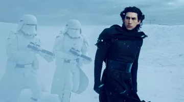 La tunique noire de Kylo Ren (Adam Driver) dans Star Wars VII : Le réveil de la force