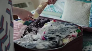 Hannah Horvath's (Lena Dunham) sunscreen lotion in Girls S06E01