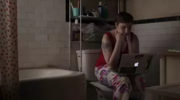 Hannah Horvath's (Lena Dunham) bubble bath elixir in Girls S05E03