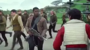 Le blaster de Finn (John Boyega) dans Star Wars VII : le réveil de la force