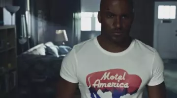 The t-shirt Motel America Indiana Shadow Moon (Ricky Whittle) in American Gods