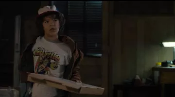 Le t-shirt Karaté de Dustin Henderson (Gaten Matarazzo) dans Stranger Things Saison 1 Episode 1
