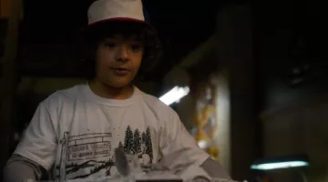 Le t-shirt "Grass Valley Guest Ranch" de Dustin Henderson (Gaten Matarazzo) dans Stranger Things Saison 1 Episodio 3