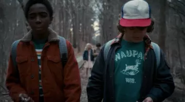 Le t-shirt vert Waupaca, Wisconsin de Dustin Henderson (Gaten Matarazzo) dans Stranger Things S01E05