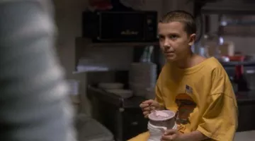 Le t-shirt Benny's Burgers de Eleven (Millie Bobby Brown) dans Stranger Things S01E01