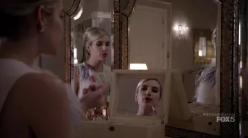 Brillo de Chanel Oberlin (Emma Roberts) Stila en Scream Queens S01E01