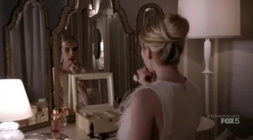 Le rouge à lèvre MAC de Chanel Oberlin (Emma Roberts) dans Scream Queens S01E01