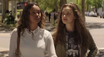Le t-shirt Broken Social Scene de Hannah Baker (Katherine Langford) dans 13 Reasons Why S01E02