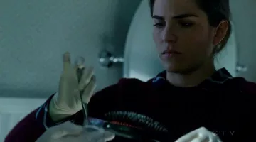 Lauren Castillo (Karla Souza) gants chirurgicaux dans la Façon De s'en tirer Avec Assassiner S01E10