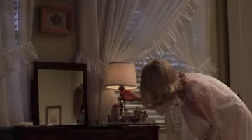 Betty Draper est (janvier Jones) Coty Muguet des Bois dans Mad Men S01E02