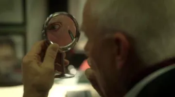 Thomas Pembridge (Malcolm McDowell) MAC Powerpoint crayon yeux dans la musique de Mozart Dans La Jungle S01E03