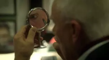 Thomas Pembridge's (Malcolm McDowell) MAC Powerpoint eye pencil in Mozart In The Jungle S01E03