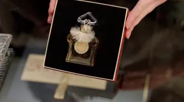 Frank Edwards (Samuel Ouest) Guerlain Mitsouko en Mr Selfridge S02E02