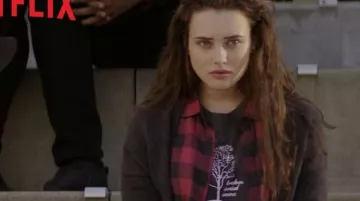 Le t-shirt Broken Social Scene de Hannah Baker (Katherine Langford) dans 13 Reasons Why S01E02