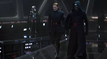 La tenue + bottes + casque de Kylo Ren (Adam Driver) dans Star Wars VII : Le réveil de la Force