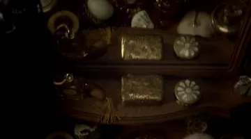 Ellen Love (Zoe Tapper) Guerlain Mitsouko en Mr Selfridge S01E03