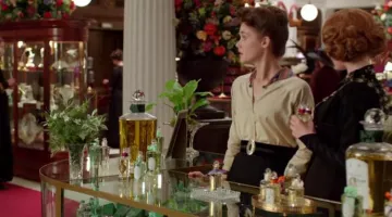Kitty de Hawkins (Amy Beth Hayes) Penhaligon parfum de Mr Selfridge S02E07