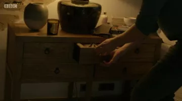 Jed Marshall's (Elizabeth Debicki) Cire Trudon candle in The Night Manager S01E03