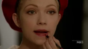 Le crayon à lèvres MAC de Feather McCarthy (Tavi Gevinson) dans Scream Queens S01E07
