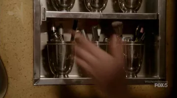 Les crayons NARS Soft Touch de Feather McCarthy (Tavi Gevinson) dans Scream Queens S01E07