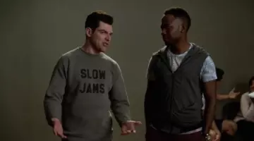 Les looks de New girl : Max Greenfield porte un pull "Slow Jams" pour son rôle de Schmidt dans l'épisode 10 de la saison 5 de la série