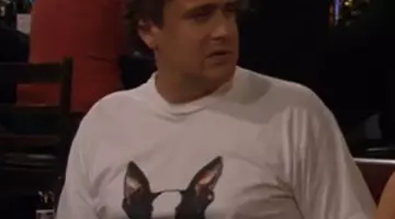 Le t-shirt Bulldog de Marshall Eriksen (Jason Segel) dans How I Met Your Mother