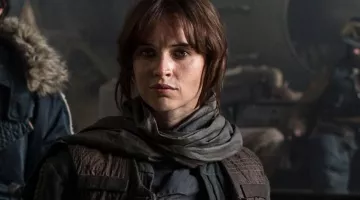 The mid-season jacket of Jyn Erso (Felicity Jones) in Star Wars VII : the awakening of the force