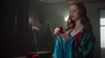 La kimono portée par Cheryl Blossom (Madelaine Petsch) dans Riverdale Saison 1 Episode 11
