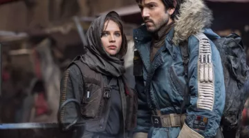 holding Jyn Erso (Felicity Jones) in Rogue One : A star wars story