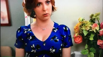 les boucles d'oreilles de Rebecca Bunch (Rachel Bloom) dans Crazy ex-girlfriend S01E09