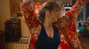 Le peignoir/kimono rouge de Aurore Tabort (Agnès Jaoui) dans Aurore