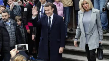 Le sac noir de Bri­gitte Ma­cron lors du vote du 1er tour vu au 13h du 23/​04/​2017