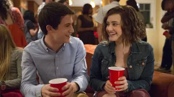 The shirt sky blue Clay Jensen (Dylan Minnette) in 13 Reasons Why