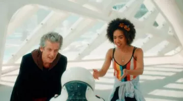 the body striped multi color Bill Potts (Pearl Mackie) in Doctor who S10E01