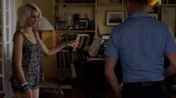 le top zébré H&M de Riley Blue (Tuppence Middleton) dans Sense8 S01E08