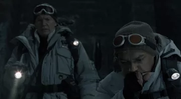 La insignia auténtica de Charles Weyland (Lance Henriksen) en Alien vs. Depredador