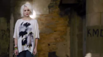 la camiseta oversize de Riley Blue (Tuppence Middleton) en Sense8 S01E01