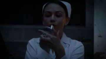 Mona Vanderwaal (Janel Parrish) rouge à lèvres Milani dans Pretty Little Liars S03E12