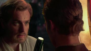 El sable de luz de Anakin Skywalker (Hayden Christensen) en Star Wars II: El ataque de los clones