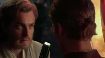 Le sabre laser de Anakin Skywalker (Hayden Christensen) dans Star Wars II : L'attaque des clones