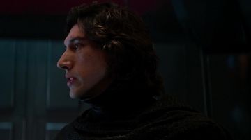 Le tour de cou de Kylo Ren (Adam Driver) dans Star Wars VII : Le réveil de la Force