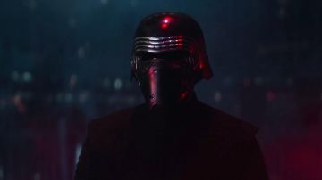 La réplique officielle du casque de Kylo Ren (Adam Driver) dans Star Wars VII