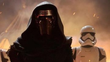 Le casque à peindre de Kylo Ren (Adam Driver) dans Star Wars VII : Le réveil de la Force