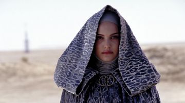 The attached cape Padme Amidala (Natalie Portman) in Star Wars I : The phantom menace