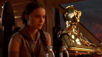 The buckle on the belt of a Padme Amidala (Natalie Portman) in Star Wars I : The phantom menace